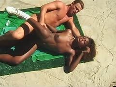 Ebony bekommt beim Sonnenbad ein Pofick vom Weißen